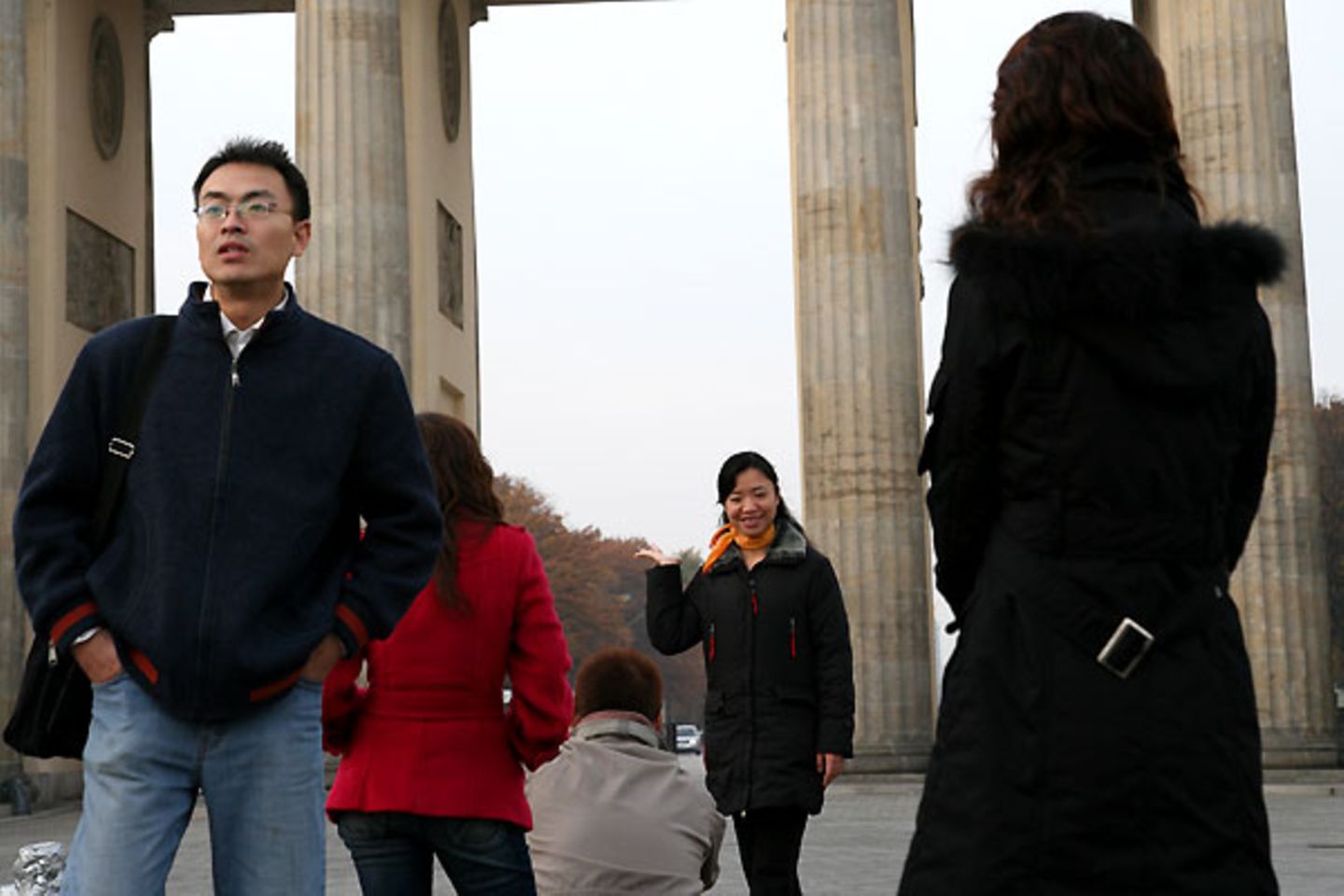 Fotostrecke: Gäste aus Fernost Im vergangenen Jahr besuchten 462.293 Chinesen die Bundesrepublik - Tendenz steigend. Ihre Verweildauer ist aber nur kurz, insgesamt blieben sie 950.759 Nächte, also im Schnitt nur zwei Nächte pro Person. Länger blieben die 222.556 Gäste aus den arabischen Golfstaaten: Sie hatten zusammen 724.721 Hotelnächte gebucht, im Schnitt also etwas mehr als drei Nächte pro Person Video: Warum ist Deutschland, der Deutschen liebstes Urlaubsziel? Gäste aus Fernost Im vergangenen Jahr besuchten 462.293 Chinesen die Bundesrepublik - Tendenz steigend. Ihre Verweildauer ist aber nur kurz, insgesamt blieben sie 950.759 Nächte, also im Schnitt nur zwei Nächte pro Person. Länger blieben die 222.556 Gäste aus den arabischen Golfstaaten: Sie hatten zusammen 724.721 Hotelnächte gebucht, im Schnitt also etwas mehr als drei Nächte pro Person Video: Warum ist Deutschland, der Deutschen liebstes Urlaubsziel?