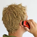 Auch auf Youtube.com finden sich nützliche Abwehrmethoden zum Nachahmen: So erzählt beispielsweise Elmar Denkmann in einem Beitrag des RTL Nachtjournals davon, dass er eine Anruferin einmal 25 Minuten lang hinhalten konnte, indem er so tat, als würde er stottern. Dass Telefonwerbung auch Spaß machen kann, will Denkmann auf seiner Internetseite nicht-anrufen.de beweisen.