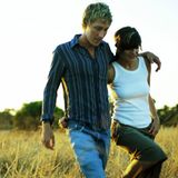 Machen Sie gemeinsam einen Spaziergang. Denn beim Gehen werden die Wirbelgelenke bewegt und die Muskeln leicht massiert. Das löst Verspannungen.