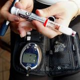 Denken Sie daran, einen ausreichenden Vorrat an Medikamenten mitzunehmen. Vergessen Sie das Zubehör nicht: Teststreifen, Spritzen, Pen, Nadeln und Messgerät. Packen Sie auch Ihr Diabetes-Tagebuch ein. Nehmen Sie vorsichtshalber von allem etwas mehr mit, als Sie normalerweise brauchen