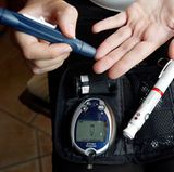 Mythos: Jeder Diabetiker muss seine Blutzuckerwerte zu Hause regelmäßig überprüfen.  Fakt: Nicht unbedingt. Wer Insulin braucht, muss seine Werte genauer im Auge behalten, um gegebenenfalls die Dosis anzupassen und gefährliche Schwankungen auszugleichen oder um einer Unterzuckerung vorzubeugen. Wer aber kein Insulin zuführen muss und seinen Blutzucker unter Kontrolle hat, muss seine Werte, wenn überhaupt, nur gelegentlich selbst zu Hause überprüfen. Regelmäßige Arztbesuche sind aber nötig