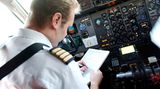 Flugzeugführer, Flugingenieure, Fluglotsen - diese Berufsbezeichnungen und andere zählen so zu den sogenannten "Luftverkehrsberufen", dem Platz drei der deutschen Spitzenverdiener. Jahres-Bruttoverdienst: 77.796 Euro, davon Brutto-Sonderzahlungen: 6108 Euro  Hier geht's zu den Flop-Berufen