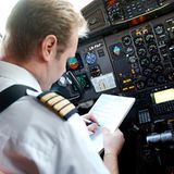 Flugzeugführer, Flugingenieure, Fluglotsen - diese Berufsbezeichnungen und andere zählen so zu den sogenannten "Luftverkehrsberufen", dem Platz drei der deutschen Spitzenverdiener. Jahres-Bruttoverdienst: 77.796 Euro, davon Brutto-Sonderzahlungen: 6108 Euro  Hier geht's zu den Flop-Berufen