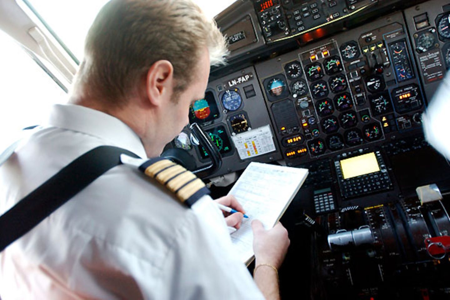 Flugzeugführer, Flugingenieure, Fluglotsen - diese Berufsbezeichnungen und andere zählen so zu den sogenannten "Luftverkehrsberufen", dem Platz drei der deutschen Spitzenverdiener. Jahres-Bruttoverdienst: 77.796 Euro, davon Brutto-Sonderzahlungen: 6108 Euro  Hier geht's zu den Flop-Berufen