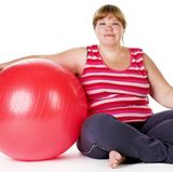 Wenn Sie übergewichtig sind, versuchen Sie abzunehmen. Schon ein paar Kilogramm weniger verbessern Blutzucker und Blutdruck und helfen, Medikamente einzusparen