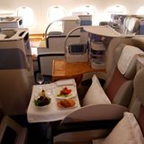 Der Airbus A380 ist weltweit das einzige Passagierflugzeug mit zwei durchgängigen Decks sowie vier Kabinengängen. Hier die Business Class im Oberdeck    Video: So entsteht der neue Airbus