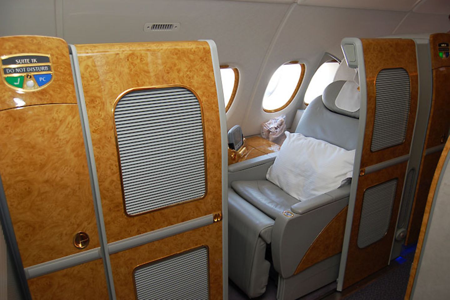Auslieferungszeremonie: Im vorderen Teil des Oberdecks fliegen First-Class-Passagiere in einer der 14 Suiten, deren Sitze sich in komplett flache Betten verwandeln lassen Video: So entsteht der neue Airbus Im vorderen Teil des Oberdecks fliegen First-Class-Passagiere in einer der 14 Suiten, deren Sitze sich in komplett flache Betten verwandeln lassen Video: So entsteht der neue Airbus