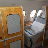 Im vorderen Teil des Oberdecks fliegen First-Class-Passagiere in einer der 14 Suiten, deren Sitze sich in komplett flache Betten verwandeln lassen    Video: So entsteht der neue Airbus