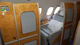 Im vorderen Teil des Oberdecks fliegen First-Class-Passagiere in einer der 14 Suiten, deren Sitze sich in komplett flache Betten verwandeln lassen    Video: So entsteht der neue Airbus