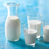 Länger haltbare Milch,sogenannte ESL-Milch, wird mit einem speziellen Verfahren filtriert und teilweise kurz auf über 120 Grad Celsius erhitzt. So ist sie ausgedehnt haltbar - ungeöffnet bis zu 21 Tagen, allerdings nur gekühlt. Sie schmeckt wie pasteurisierte Milch und enthält fast genauso viele Nährstoffe. Die Milch darf aber nicht mehr "länger frisch" heißen. Die Milchindustrie hat dazu eine Selbstverpflichtung abgegeben, weil der Begriff "länger frisch" täuschend ist