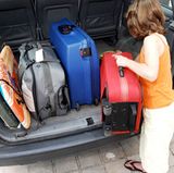 Wenn Sie mit dem Auto reisen, bedenken Sie, dass Insulin Hitze über 40 Grad Celsius und Kälte unter 0 Grad nicht verträgt. Daher sollten Sie Ihre Medikamente nicht im Handschuhfach lagern: Da wird es im Sommer leicht heiß und im Winter kann dort die Heizung die Temperatur hochtreiben. Am besten, Sie verstauen alles in Ihrer Handtasche und nehmen am Ziel alles aus dem Auto mit