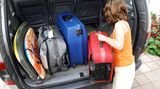 Wenn Sie mit dem Auto reisen, bedenken Sie, dass Insulin Hitze über 40 Grad Celsius und Kälte unter 0 Grad nicht verträgt. Daher sollten Sie Ihre Medikamente nicht im Handschuhfach lagern: Da wird es im Sommer leicht heiß und im Winter kann dort die Heizung die Temperatur hochtreiben. Am besten, Sie verstauen alles in Ihrer Handtasche und nehmen am Ziel alles aus dem Auto mit
