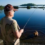 Platz 3: das Alter    Je älter der Mensch, desto häufiger bekommt er Rückenschmerzen. Das gilt bis zum 60. Lebensjahr. Danach stellt sich Kreuzpein wieder seltener ein.   Ist der Schmerz einmal zu heftig, helfen diese Übungen aus der Not