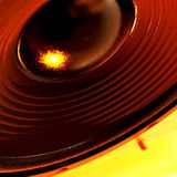 Alben, die jede Hutablage zum Vibrieren bringt        Happy Birthday, Autoradio! Vor 75 Jahren wurde das "Autosuper 5" vorgestellt, das erste mobile Röhrenradio der Welt. Es wog stattliche 15 Kilo und rauschte gewaltig. Kein Vergleich zu den Soundsystemen von heute, mit denen sich im Vorbeifahren ganze Straßenzüge beschallen lassen - immer vorausgesetzt natürlich, dass die Musik basslastig ist.        1. Loc-ed After Dark - Tone-Loc    2. By the Way - Red Hot Chili Peppers    3. Download - Bass Mekanik    4. The Score - Fugees      Zur vollständigen Liste