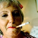 stern.de: "Zwischenruf: Raucher, aufstehen!"          Alles Songs, zu denen eine Zigarette besonders gut schmeckt      Ab 1. Januar 2008 gelten in den meisten Bundesländern die neuen Rauchergesetze, sprich -verbote, aber die Tabaksteuer wird dennoch gern genommen. Darauf muss sich der leidenschaftliche Qualmer erstmal eine anstecken. Am besten hört er dabei etwas von dieser Liste. Denn Songs über das Rauchen zu hören, ist ja nach wie vor erlaubt.      1. Cigarettes and Chocolate Milk - Rufus Wainwright    2. Smoke Rings - k.d. Lang    3. Smokin' in the Boys Room - Mötley Crue    4. Three Cigarettes in an Ashtray - Patsy Cline      Zur vollständigen Liste