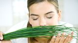 Gute Aromen  Nutzen Sie die Wirksamkeit der Düfte, nehmen Sie sich Zeit beim Essen und genießen Sie! Riechen und schmecken sind besonders eng mit dem Emotionszentrum im Gehirn verbunden. Freude an Aromen tut der Seele gut und hellt die Stimmung auf.  Mehr zum Thema Aromen finden Sie hier
