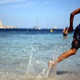 Auch wenn das Wasser noch so lockt: Nicht mit Spaghetti-vollem Bauch oder erhitzt von Italiens Sonne ins Wasser gehen!    Video: Mikro-Bikinis - darf man so was tragen?