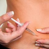 Mythos: Jeder Diabetiker braucht Insulinspritzen.  Fakt: Typ-1-Diabetiker benötigen jeden Tag eine Insulinspritze, weil ihr Körper das Hormon kaum noch oder gar nicht mehr selbst produzieren kann. Typ-2-Diabetiker können ihren Blutzuckerspiegel aber auch mit Hilfe von Insulintabletten unter Kontrolle halten