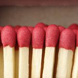 Halten Sie den Kopf möglichst aufrecht, wenn Sie unter Clusterkopfschmerz leiden: So können die Entzündungsstoffe aus den Kopfvenen besser abtransportiert werden