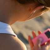 Musik ist ja schön und gut - aber bitte mit Kopfhörern    Video: Mikro-Bikinis - darf man so was tragen?