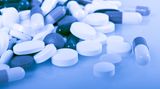 Frei verkäufliche Schmerzmittel wie ASS, Ibuprofen oder Paracetamol sind unwirksam. Wenn die Beschwerden einige Zeit nach Einnahme einer Schmerztablette dennoch nachlassen, liegt das am normalen Verlauf der Schmerzattacke