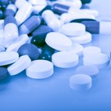 Frei verkäufliche Schmerzmittel wie ASS, Ibuprofen oder Paracetamol sind unwirksam. Wenn die Beschwerden einige Zeit nach Einnahme einer Schmerztablette dennoch nachlassen, liegt das am normalen Verlauf der Schmerzattacke