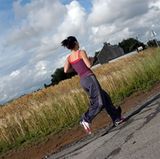 Versorgen Sie sich ausreichend mit Magnesium. Der Mineralstoff wird für den Aufbau von Knochen, Zähnen und Sehnen gebraucht und sorgt dafür, dass Nerven und Muskeln richtig funktionieren. Wer häufig Sport treibt, braucht viel Magnesium.