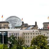 Laberrababer ab 9.05 Uhr im Bundestag: Früher waren die Debatten Redeschlachten, heute Langweiler, aber dafür kann das Fernsehen ausnahmsweise nichts. Auf Phoenix läuft stundenlang Bundestag, Reich-Ranicki kann also immer mal wieder hereinschauen  Video: Warum ist unser Fernsehen so schlecht?