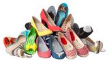 Tragen Sie Schuhe mit weichen Sohlen. Denn beim Gehen und Laufen fängt Ihre Wirbelsäule jede Erschütterung ab. Weiche Sohlen dämpfen diese Stöße besser als starre, dünne Ledersohlen. Sie geben Ihnen außerdem Sicherheit - Schritt für Schritt.