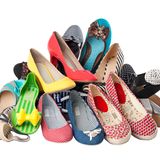 Tragen Sie Schuhe mit weichen Sohlen. Denn beim Gehen und Laufen fängt Ihre Wirbelsäule jede Erschütterung ab. Weiche Sohlen dämpfen diese Stöße besser als starre, dünne Ledersohlen. Sie geben Ihnen außerdem Sicherheit - Schritt für Schritt.