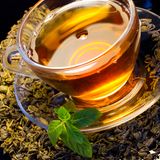 Verzichten Sie auf große Mengen koffeinhaltiger Getränke wie Kaffee, starken Schwarztee, grünen Tee oder Cola-Getränke. Gegen etwas Kaffee oder Tee am Tag ist jedoch nichts einzuwenden.