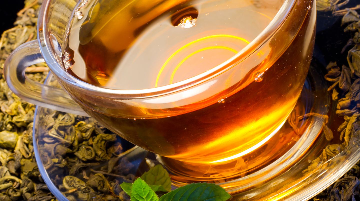 Verzichten Sie auf große Mengen koffeinhaltiger Getränke wie Kaffee, starken Schwarztee, grünen Tee oder Cola-Getränke. Gegen etwas Kaffee oder Tee am Tag ist jedoch nichts einzuwenden.