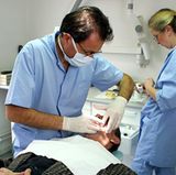 Lassen Sie Ihre Zähne zweimal im Jahr vom Zahnarzt kontrollieren. Auch eine professionelle Zahnreinigung ein- bis zweimal im Jahr ist ratsam.