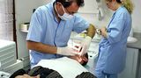 Lassen Sie Ihre Zähne zweimal im Jahr vom Zahnarzt kontrollieren. Auch eine professionelle Zahnreinigung ein- bis zweimal im Jahr ist ratsam.