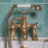 Auch wenn es draußen kalt ist: Duschen Sie nicht zu heiß und nicht zu lange. Die Brause macht zwar fit für den Tag, trocknet die Haut aber auch schnell aus. Hinterher passend zum Hauttyp eincremen!