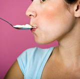 Der Begriff "Light" kann sich beispielsweise auf den Energiegehalt beziehen. Das Lebensmittel muss dann 30 Prozent weniger Kilojoule beziehungsweise Kilokalorien haben als ein vergleichbares Produkt. Der Begriff kann aber auch für bestimmte Inhaltsstoffe gelten, zum Beispiel Fett oder Zucker. Dann müssen 30 Prozent weniger von dem jeweiligen Stoff drin sein. Das Produkt muss dann aber nicht zwingend weniger Kalorien beinhalten