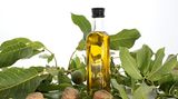 Omega-3-Fettsäuren heben möglicherweise die Stimmung, denn sie scheinen einen Botenstoff zu bremsen, der manchen Menschen aufs Gemüt schlägt. Omega-3-Fettsäuren kommen reichlich in fettreichem Fisch wie Hering, Makrele und Lachs vor, aber auch in Raps-, Soja-, Lein- oder Walnussöl. Essen Sie Salate mit diesen Ölen und ein- bis zweimal die Woche Fisch