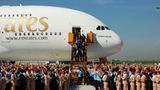 Die Erstbegehung der Emirates A380 durch die Übergabe-Delegation ist erfolgt. Schon ab dem 1. August kommt der Superjumbo auf der Strecke zwischen Dubai und New York regelmäßig zum Einsatz    Video: So entsteht der neue Airbus