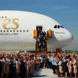 Die Erstbegehung der Emirates A380 durch die Übergabe-Delegation ist erfolgt. Schon ab dem 1. August kommt der Superjumbo auf der Strecke zwischen Dubai und New York regelmäßig zum Einsatz    Video: So entsteht der neue Airbus