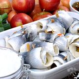 Ein- bis zweimal in der Woche sollten Sie fettreichen Seefisch essen: Lachs, Makrele oder Hering. Diese Fische enthalten Fettsäuren, die wichtig für Ihr Kind sind. Seelachs, Kabeljau oder Schellfisch liefern zudem Jod.