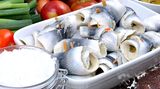 Ein- bis zweimal in der Woche sollten Sie fettreichen Seefisch essen: Lachs, Makrele oder Hering. Diese Fische enthalten Fettsäuren, die wichtig für Ihr Kind sind. Seelachs, Kabeljau oder Schellfisch liefern zudem Jod.