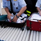 Bei der Zollkontrolle brauchen Sie ebenfalls eine Bestätigung vom Arzt, dass Sie Ihre Medikamente und das Zubehör dringend benötigen. Einen entsprechenden europäischen Notfallpass gibt es zum Beispiel beim Deutschen Diabetiker Bund. Der Pass ist in neun Sprachen verfasst, darin können Sie alles Notwendige eintragen