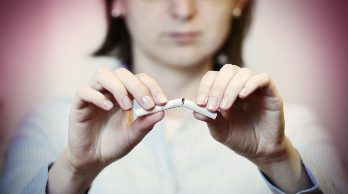 Machen Sie endlich Schluss mit Zigaretten! Denn Tabakrauch sorgt dafür, dass der körpereigene Hautstraffer Kollagen besonders schnell abgebaut wird. Außerdem verengt Nikotin Ihre Gefäße. Die Haut wird schlechter durchblutet und sieht fahl und krank aus.