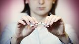 Machen Sie endlich Schluss mit Zigaretten! Denn Tabakrauch sorgt dafür, dass der körpereigene Hautstraffer Kollagen besonders schnell abgebaut wird. Außerdem verengt Nikotin Ihre Gefäße. Die Haut wird schlechter durchblutet und sieht fahl und krank aus.
