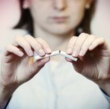 Machen Sie endlich Schluss mit Zigaretten! Denn Tabakrauch sorgt dafür, dass der körpereigene Hautstraffer Kollagen besonders schnell abgebaut wird. Außerdem verengt Nikotin Ihre Gefäße. Die Haut wird schlechter durchblutet und sieht fahl und krank aus.