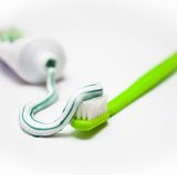 Benutzen Sie eine Zahnpasta mit Fluorid. Sie sorgt für die Anreicherung von Mineralien auf der Zahnoberfläche und wirkt gegen Karies verursachende Bakterien. Fluoridtabletten sind weniger empfehlenswert. Fluoride wirken besser bei direktem Kontakt mit der Zahnoberfläche.