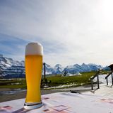 Verbieten Sie sich nichts. Strikte Verbote sind auf Dauer nicht durchzuhalten. Planen Sie stattdessen jede Woche eine bestimmte Menge an Schokolade oder Snacks ein. Erst am Ende muss die Energiebilanz stimmen.