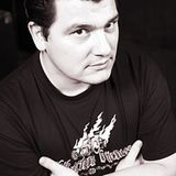 Zum Fotografen:     Dirk Behlau aka Pixeleye, Jahrgang 1971, ist professioneller Designer und Fotograf aus Köln.   Seit 1999 kreiert er mit seinem Designstudio "Pixeleye Interactive" individuelle, hochklassige Lösungen für internationale Kunden.   Dirk fotografiert mit Vorliebe "Kool Lifestyle": amerikanische Automobile der 30er bis 70er Jahre, klassische Pin-ups voller Glamour, Rockstars und außergewöhnliche Menschen mit eigener Haltung. Dirk fotografiert weltweit für internationale Publikationen und Marken.   Seine Fotografien erhalten durch seine außergewöhnlichen Perspektiven, die zu seinem Markenzeichen geworden sind, einen Wiedererkennungswert - in den authentischen Fotos fängt er mit seinem ganz besonderen Blick den Spirit vergangener Epochen ein.   Klassische Pin-up-Fotografie im Stil der alten amerikanischen Schule voller Glamour, Stil und Charme sind ein wichtiger Faktor in seinem Fotografenportfolio. Sein Hot Rod/Pin-up-Fotoband "Speed Kings" erschien letztes Jahr beim renommierten "Die Gestalten"-Verlag.    Websites:      www.pixeleye.de (Design & Foto Portfolio)      www.girlsonfilms.com (Pin-Up Fotografie)      www.hotrodhell.de (Vintage Car Fotografie)