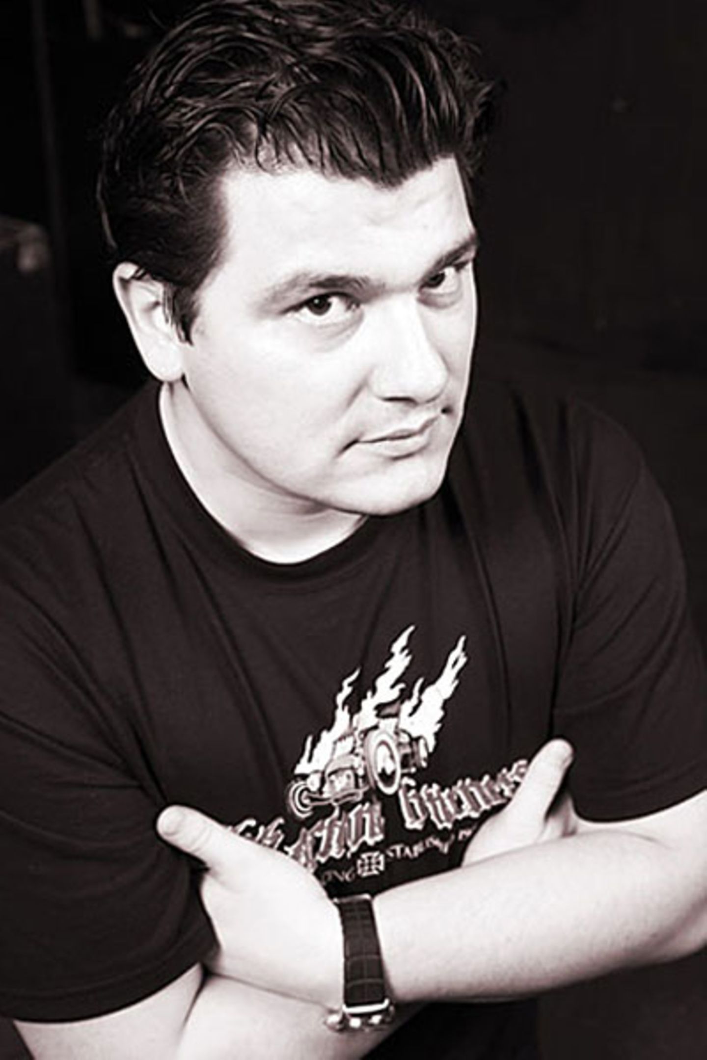 Zum Fotografen:     Dirk Behlau aka Pixeleye, Jahrgang 1971, ist professioneller Designer und Fotograf aus Köln.   Seit 1999 kreiert er mit seinem Designstudio "Pixeleye Interactive" individuelle, hochklassige Lösungen für internationale Kunden.   Dirk fotografiert mit Vorliebe "Kool Lifestyle": amerikanische Automobile der 30er bis 70er Jahre, klassische Pin-ups voller Glamour, Rockstars und außergewöhnliche Menschen mit eigener Haltung. Dirk fotografiert weltweit für internationale Publikationen und Marken.   Seine Fotografien erhalten durch seine außergewöhnlichen Perspektiven, die zu seinem Markenzeichen geworden sind, einen Wiedererkennungswert - in den authentischen Fotos fängt er mit seinem ganz besonderen Blick den Spirit vergangener Epochen ein.   Klassische Pin-up-Fotografie im Stil der alten amerikanischen Schule voller Glamour, Stil und Charme sind ein wichtiger Faktor in seinem Fotografenportfolio. Sein Hot Rod/Pin-up-Fotoband "Speed Kings" erschien letztes Jahr beim renommierten "Die Gestalten"-Verlag.    Websites:      www.pixeleye.de (Design & Foto Portfolio)      www.girlsonfilms.com (Pin-Up Fotografie)      www.hotrodhell.de (Vintage Car Fotografie)