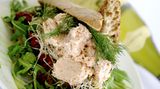 Gutes Essen   Nüsse, ein paar Süßigkeiten und vor allem Kohlenhydrate schützen im Winter vor schlechter oder gar depressiver Stimmung. Brot, Pasta, Reis oder Kartoffeln regen im Körper die stimmungsaufhellende Serotoninbildung an - das Glückshormon fehlt dem Körper vor allem in sonnen- und lichtarmen Zeiten.  Mehr zum Thema gesunde Ernährung finden Sie im stern.de-Ratgeber
